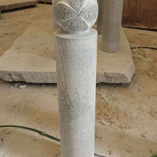 枣庄 芝麻白花岗岩石材挡车石柱、停车柱、圆柱挡车柱、方柱挡车柱等