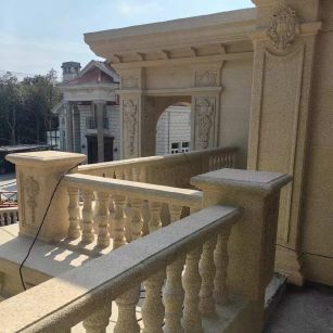 枣庄 黄金麻别墅外墙干挂雕花配合阳台栏杆花瓶柱