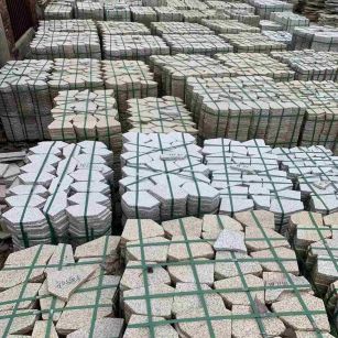 枣庄 黄金麻白麻花岗岩荔枝面地铺石(冰裂纹)