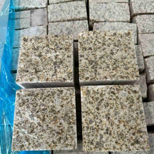 枣庄 黄金麻花岗岩自然面小方块，弹石，马蹄石等