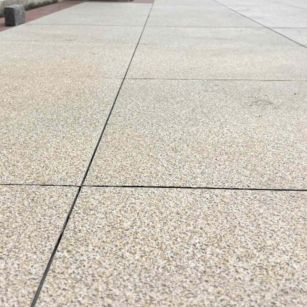 枣庄 黄金麻花岗岩石板材荔枝面地面铺装效果