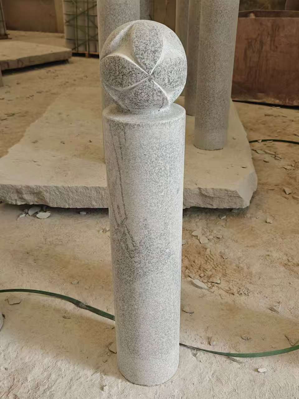 枣庄 芝麻白花岗岩石材挡车石柱、停车柱、圆柱挡车柱、方柱挡车柱等