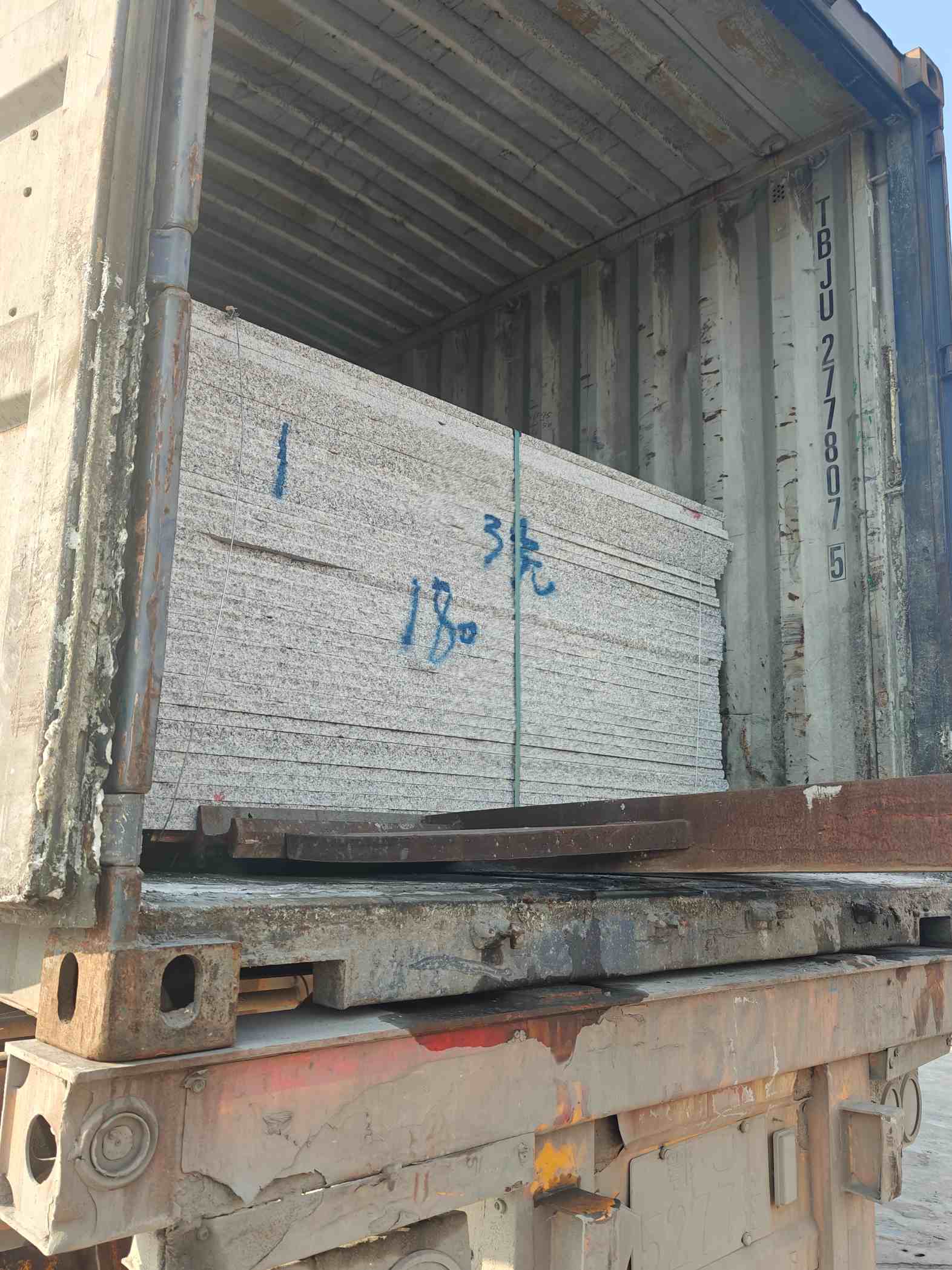 枣庄 芝麻白花岗岩石材3.0公分光面毛板装柜出货