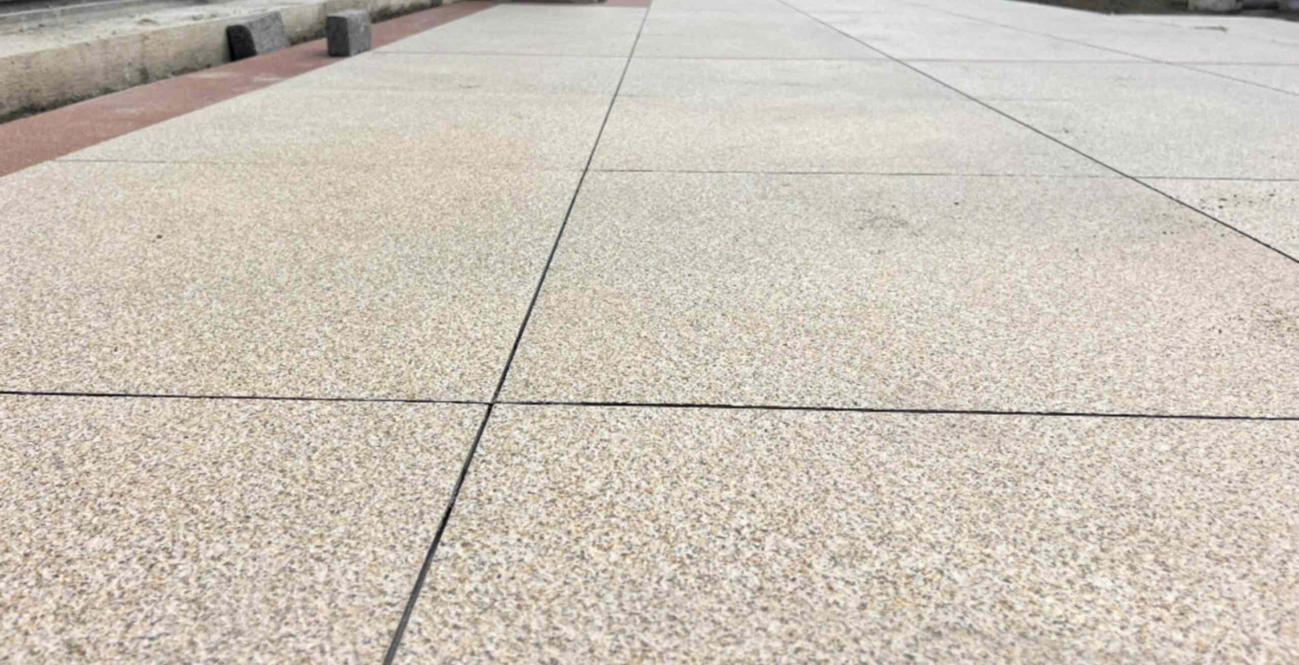 枣庄 黄金麻花岗岩石板材荔枝面地面铺装效果