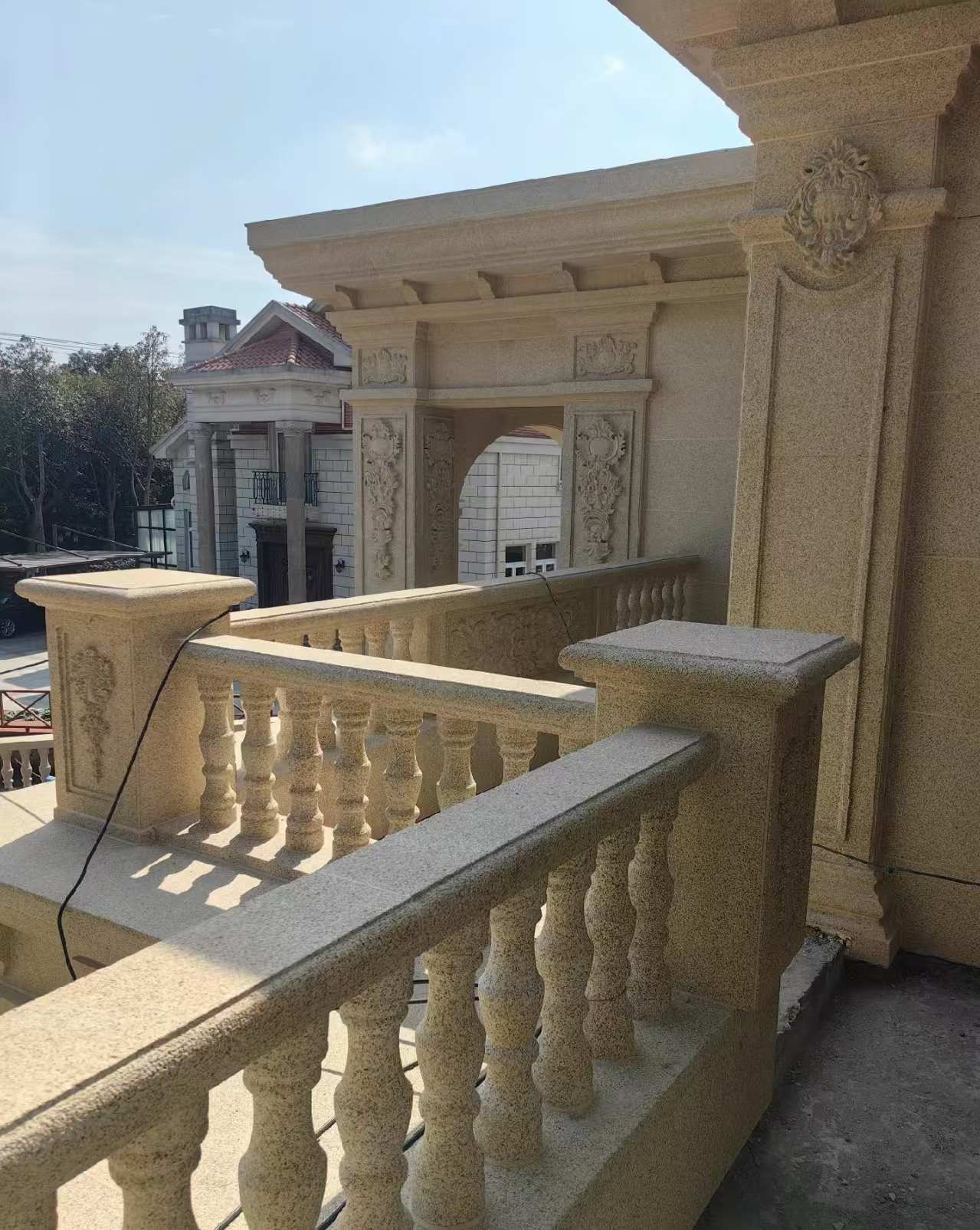 枣庄 黄金麻别墅外墙干挂雕花配合阳台栏杆花瓶柱