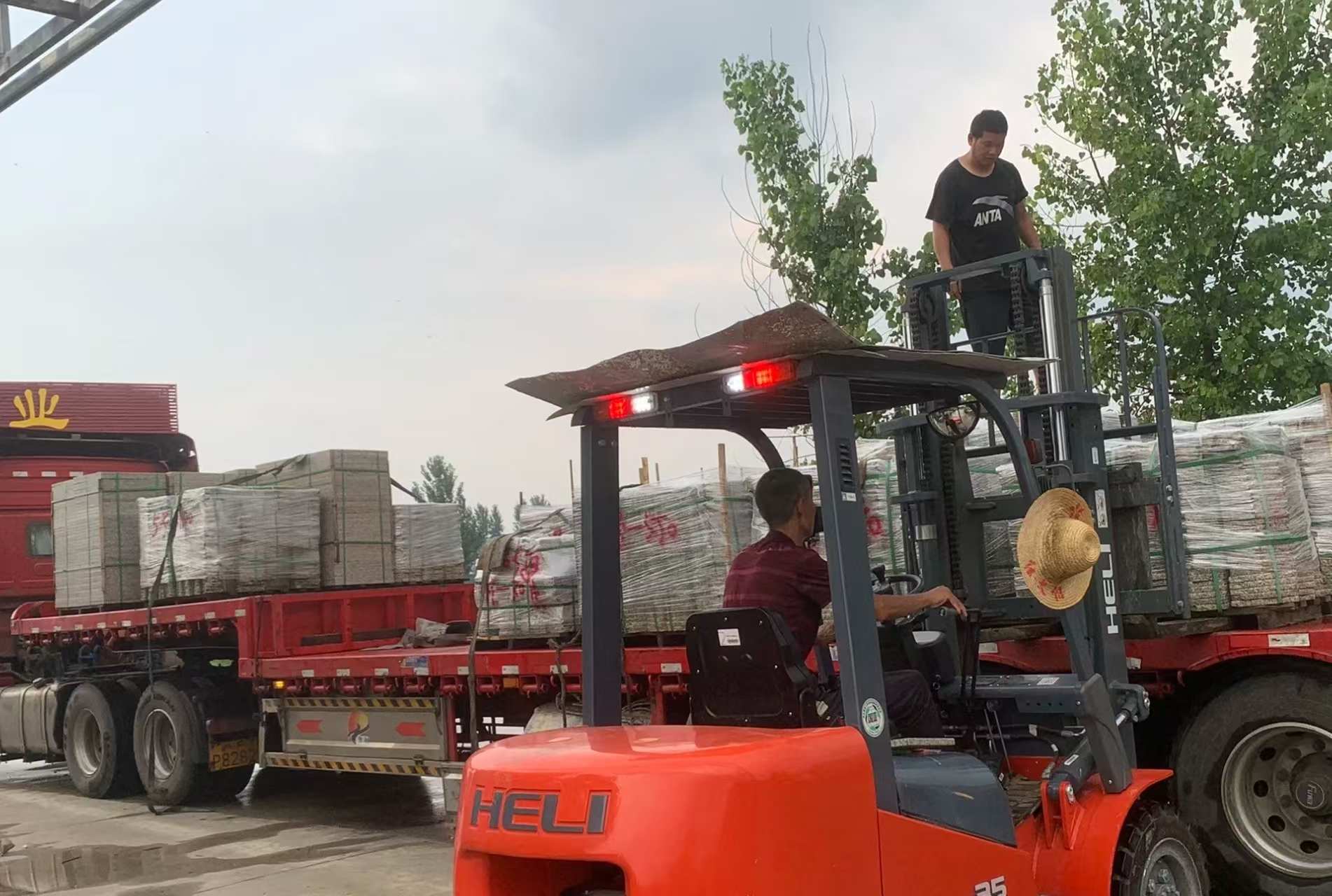 枣庄 黄金麻冰裂纹，地铺石装车