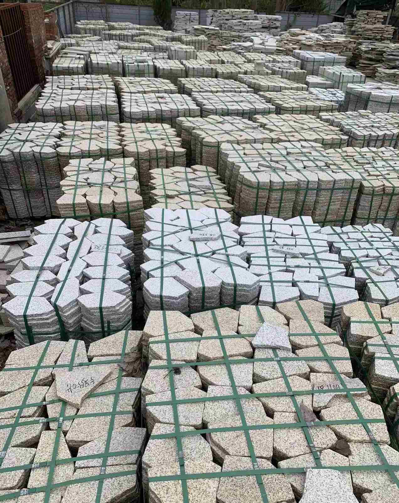 枣庄 黄金麻白麻花岗岩荔枝面地铺石(冰裂纹)