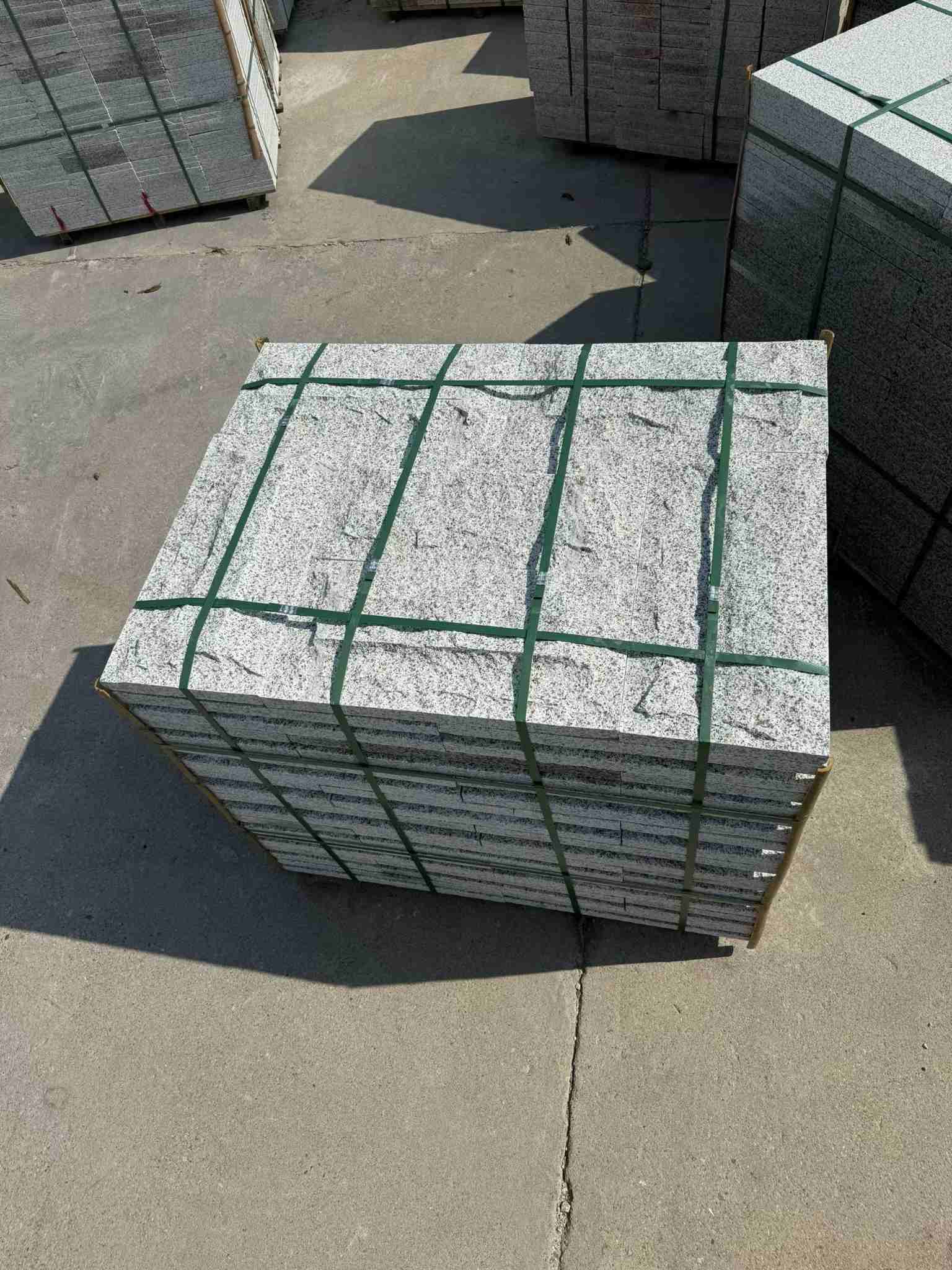 枣庄 白麻花岗岩石材自然面蘑菇石成品