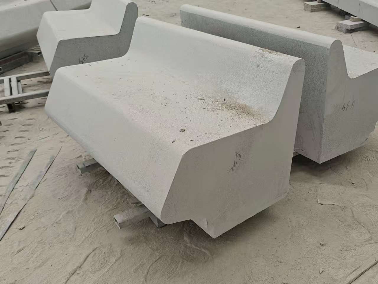 枣庄 芝麻白花岗岩异形坐凳，石凳