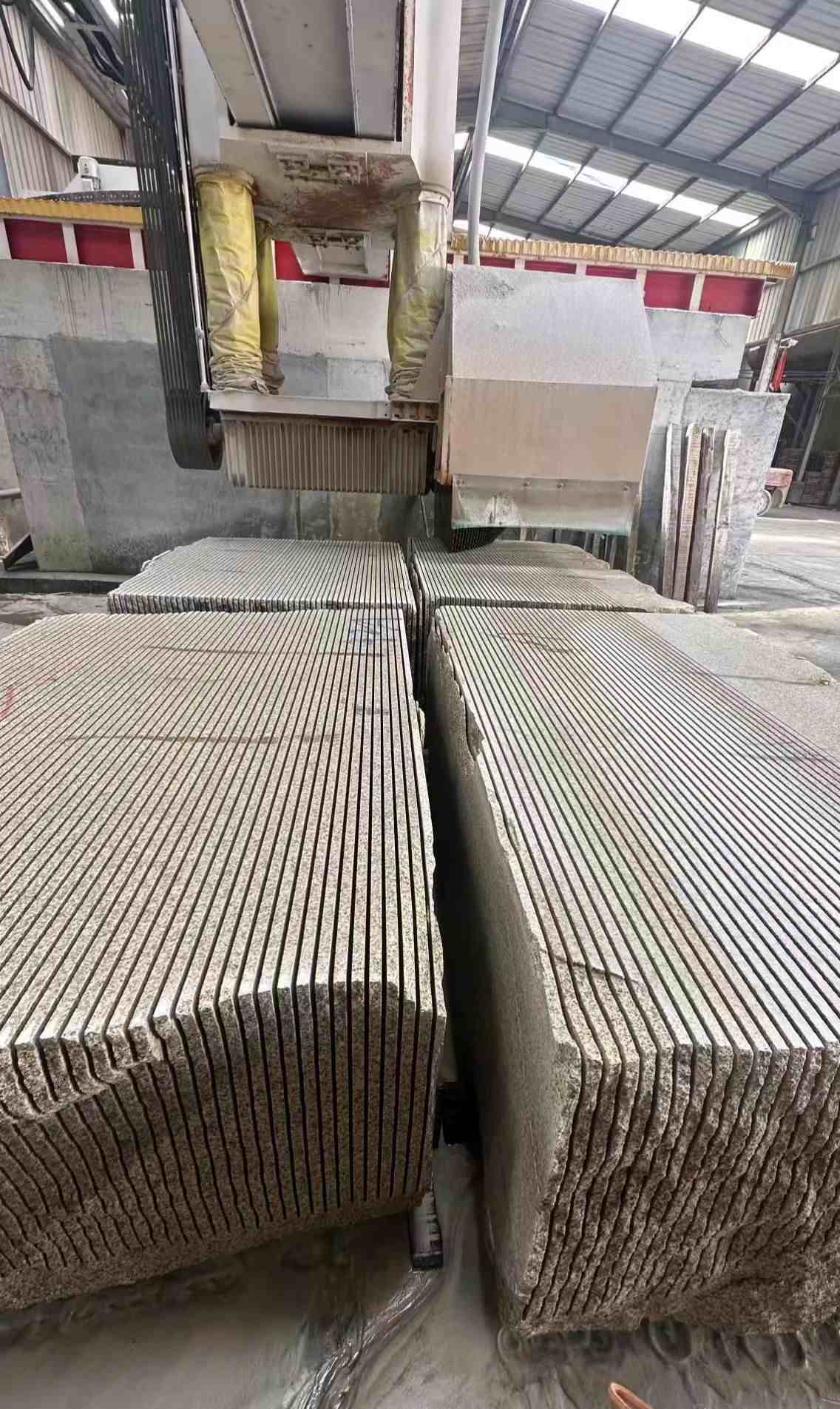 枣庄 车间生产日常，黄金麻白麻花岗岩