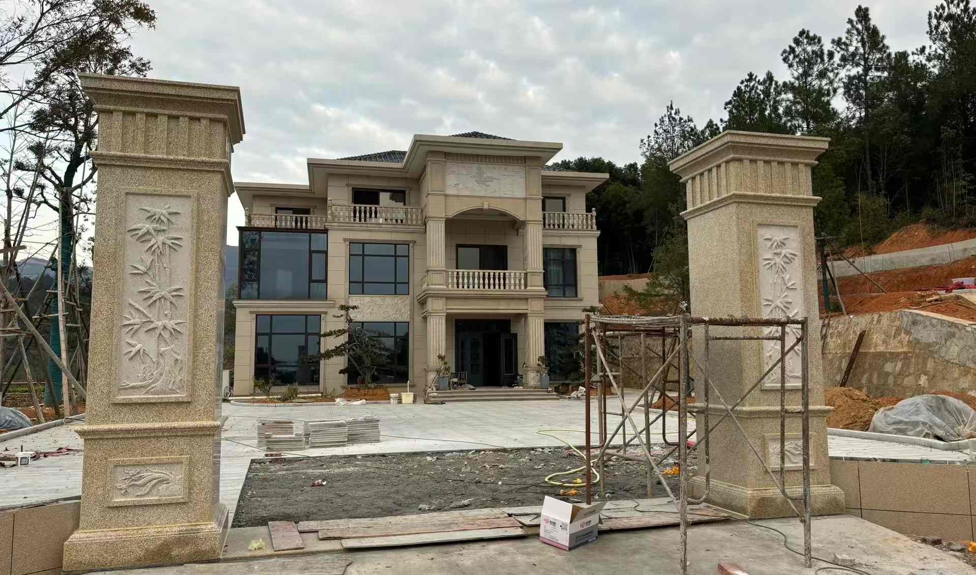 枣庄 黄金麻花岗岩别墅雕花外墙干挂配上门口雕花罗马柱