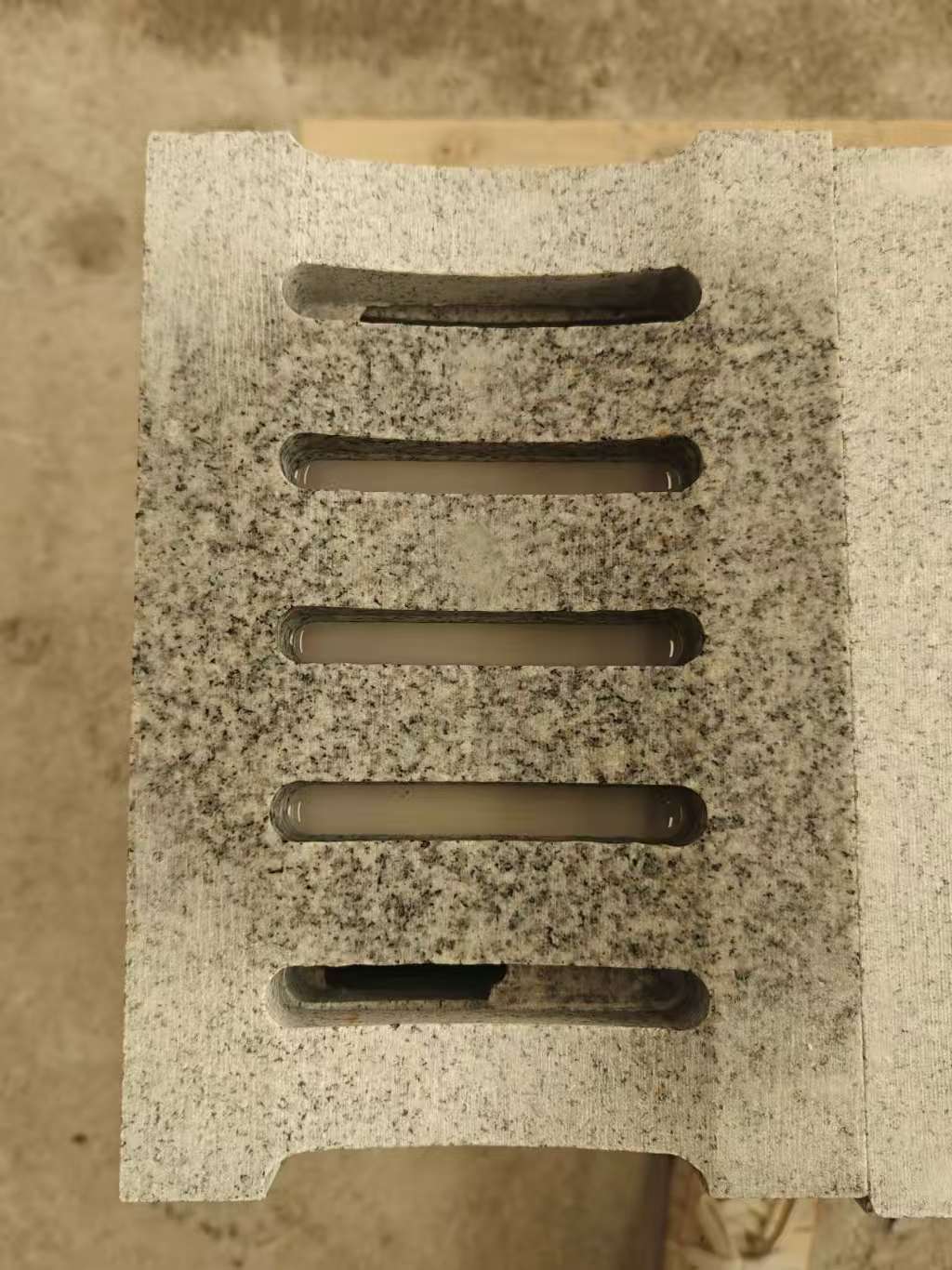 枣庄 芝麻白拉丝面花岗岩U型开槽排水槽