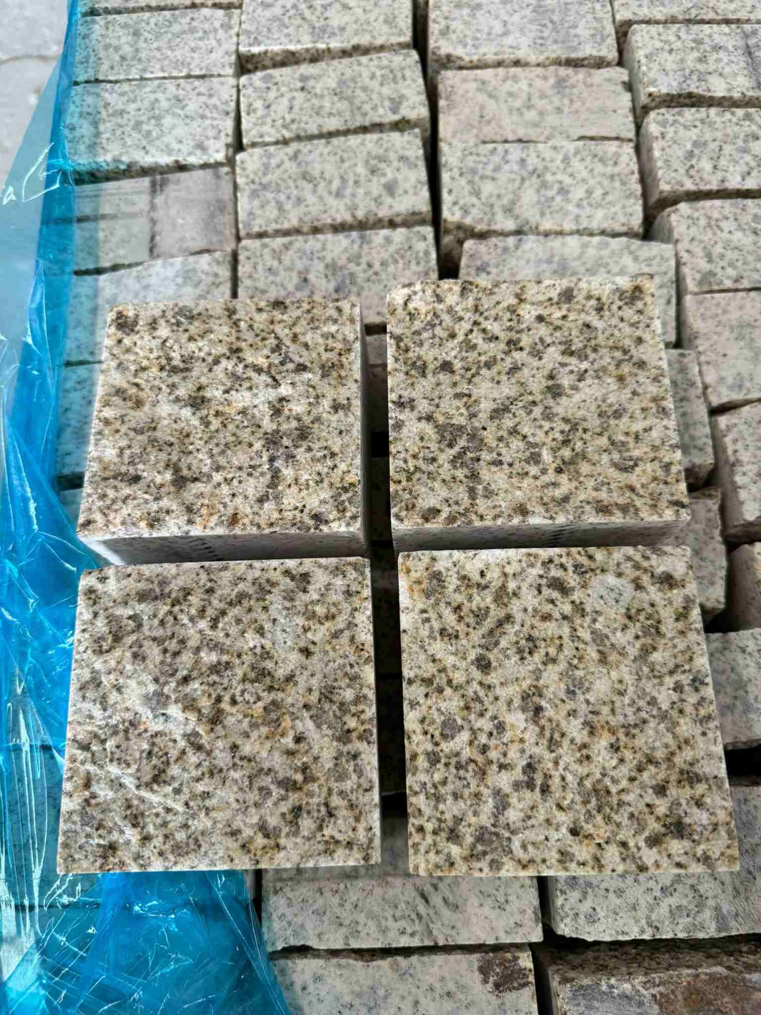 枣庄 黄金麻花岗岩自然面小方块，弹石，马蹄石等