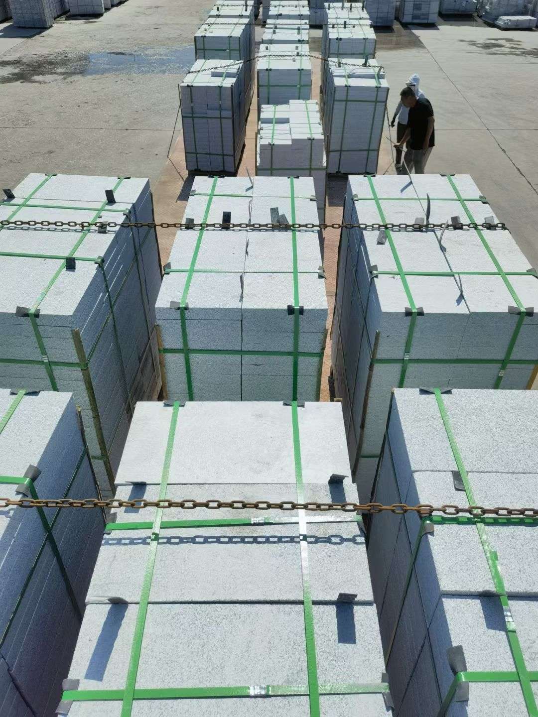 枣庄 芝麻白花岗岩5公分地铺石 花岗岩厂家工厂装车日常