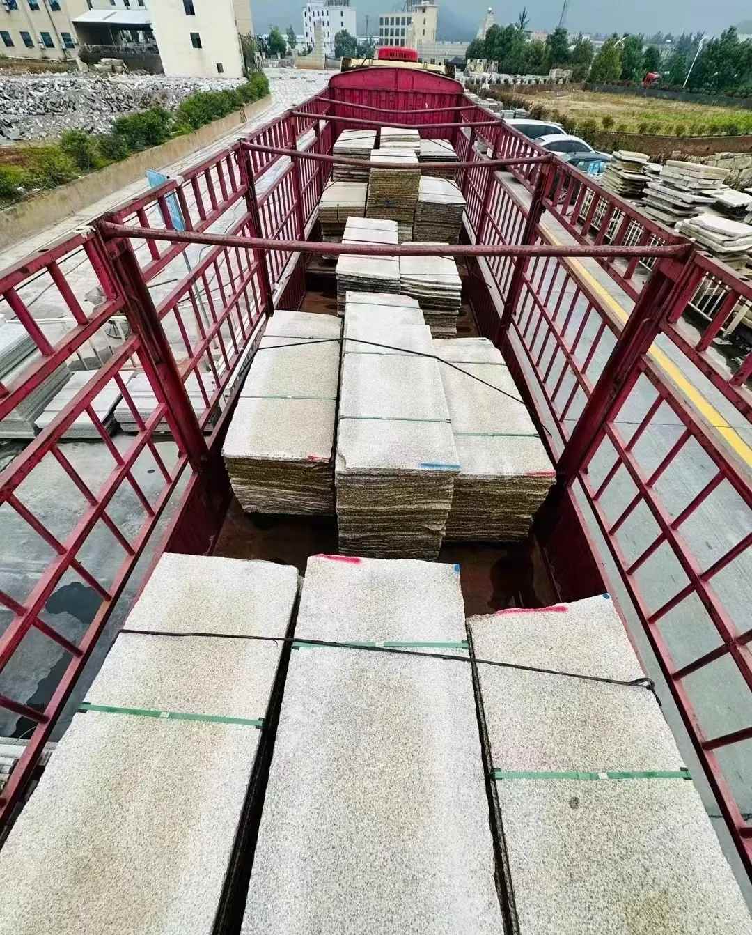 枣庄 黄金麻花岗岩荔枝面，光面毛板装车完成