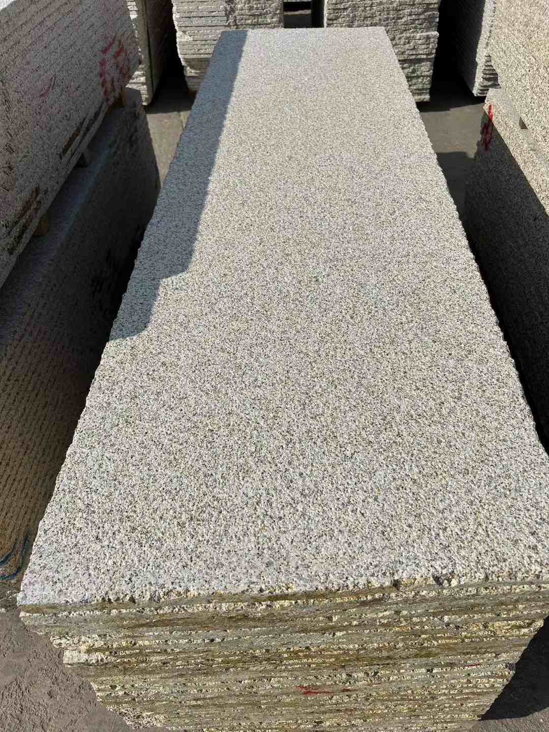 枣庄 黄金麻花岗岩荔枝面毛板，半成品