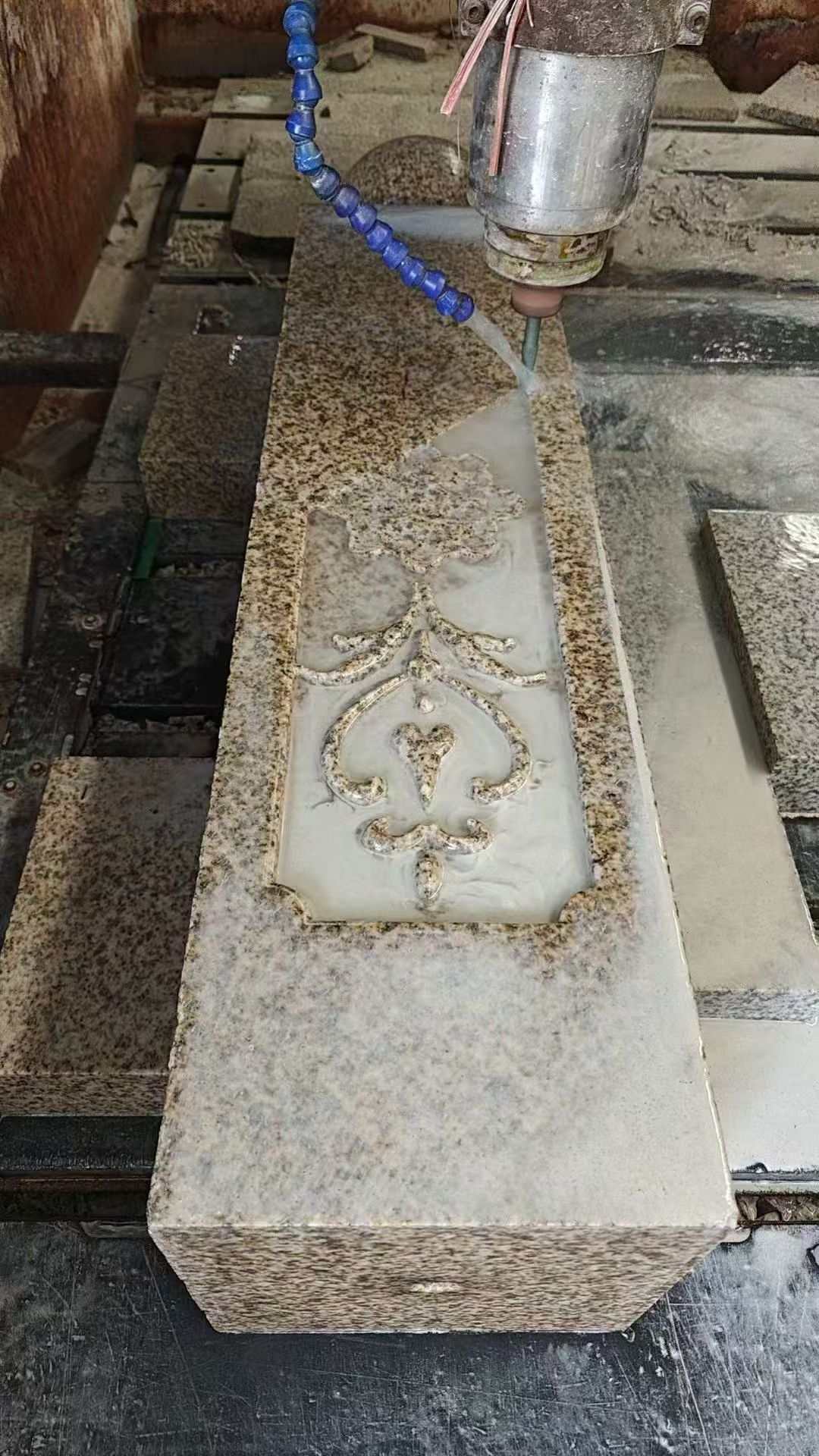 枣庄 黄金麻花岗岩异形加工雕刻栏杆大柱