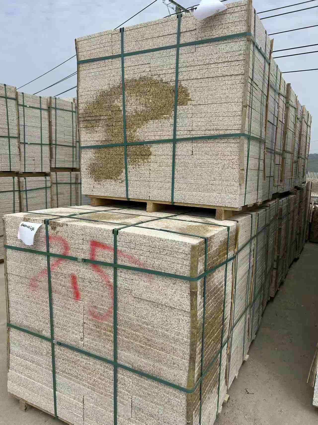 枣庄 黄金麻花岗岩石材荔枝面地铺石2.5*300*600