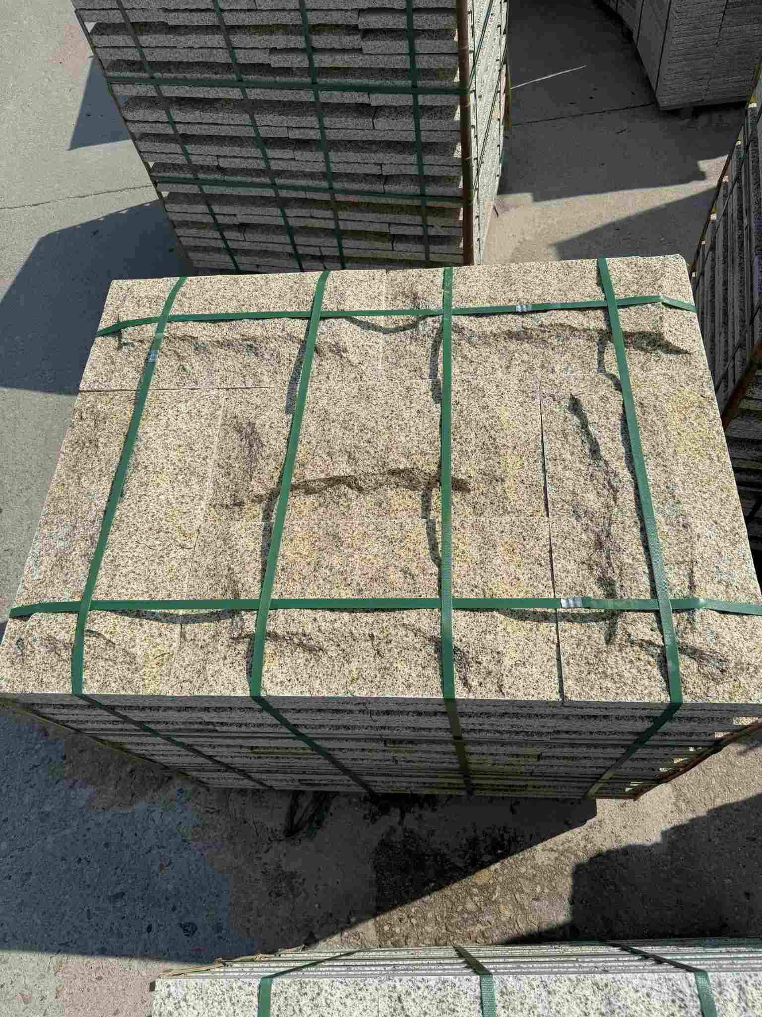 枣庄 黄金麻花岗岩石材自然面蘑菇石成品