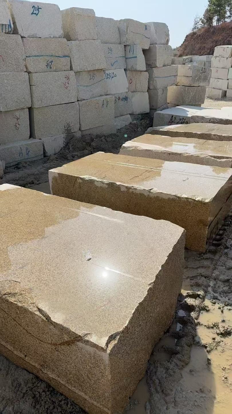 枣庄 黄金麻方料堆场洗料分选中，原材料充足