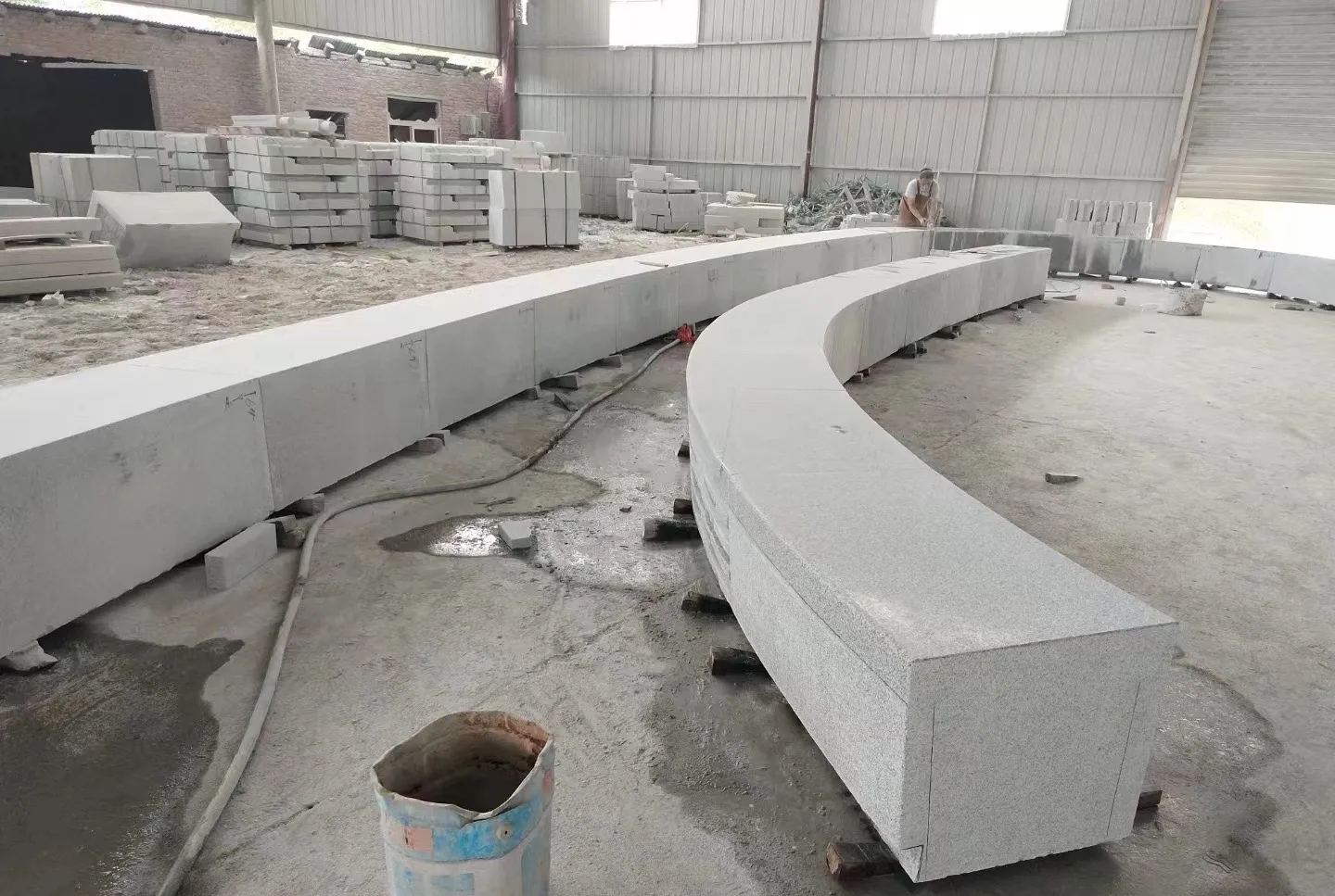 枣庄芝麻白花岗岩石板材 园林光面弧形坐凳